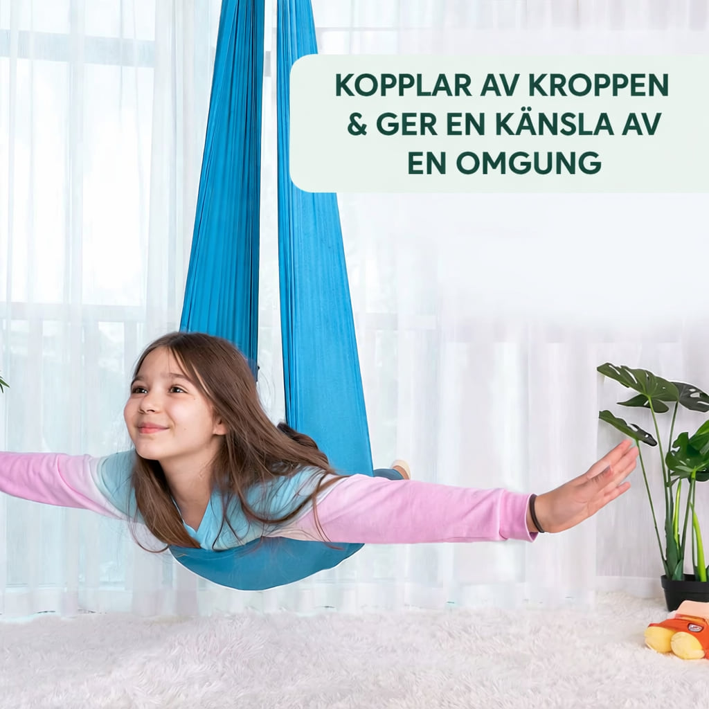 Flicka svävar i blå terapigunga med armarna ut