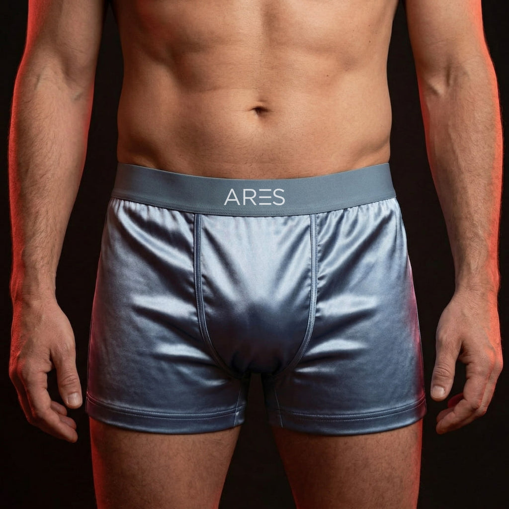 Man i ARES sidenboxershorts i ljusblå