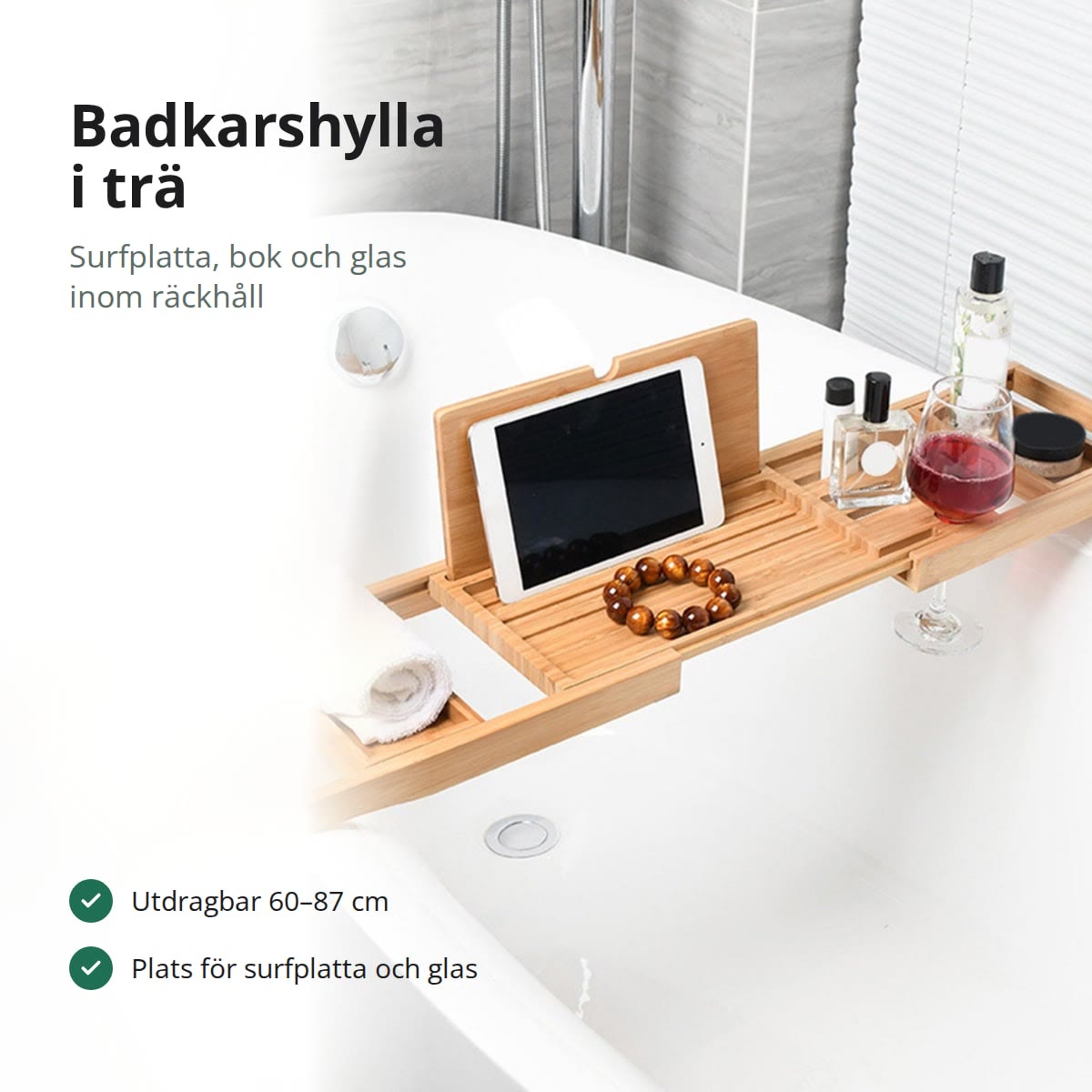 Badkarshylla i trä över ett vitt badkar med surfplatta i hållaren och glas i spåret, med text: utdragbar 60–87 cm, plats för surfplatta och glas