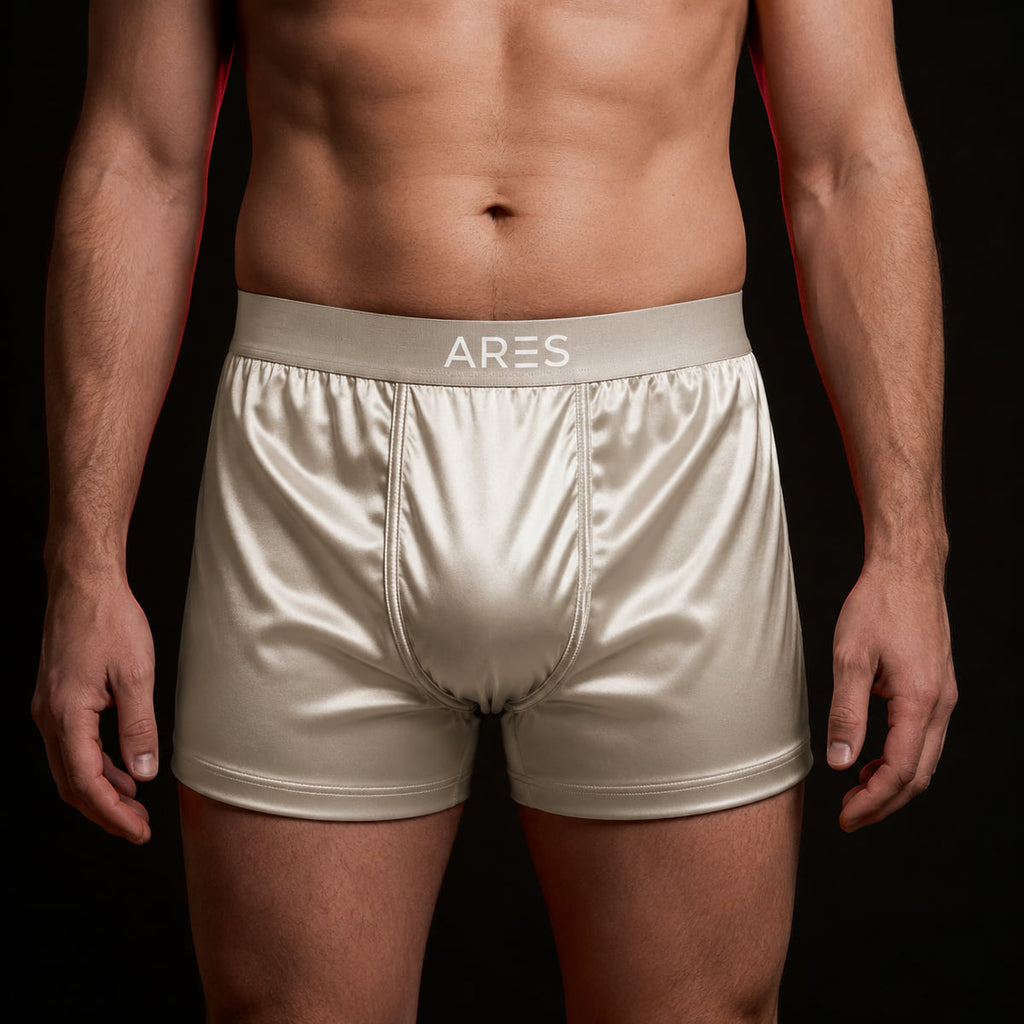 Man i ARES sidenboxershorts i champagne