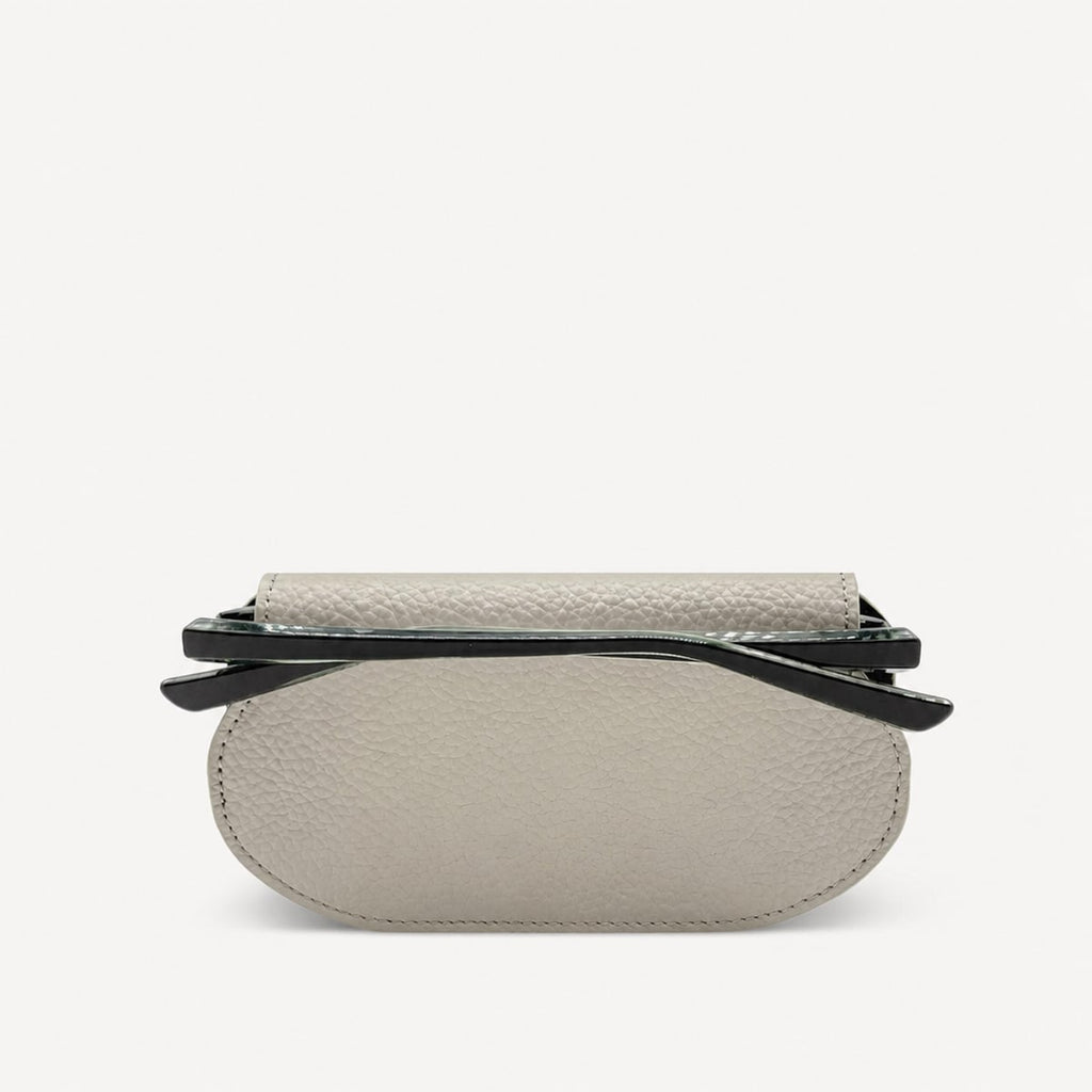 Fodral med glasoegon ovanpaa