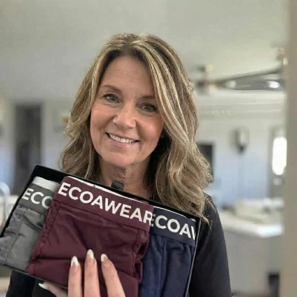Kvinna håller upp en förpackning Ecoawear bambuboxer