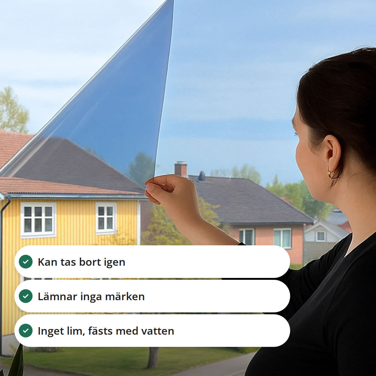 Kvinna som sätter upp statisk fönsterfilm på ett fönster, med text: kan tas bort igen, lämnar inga märken, inget lim