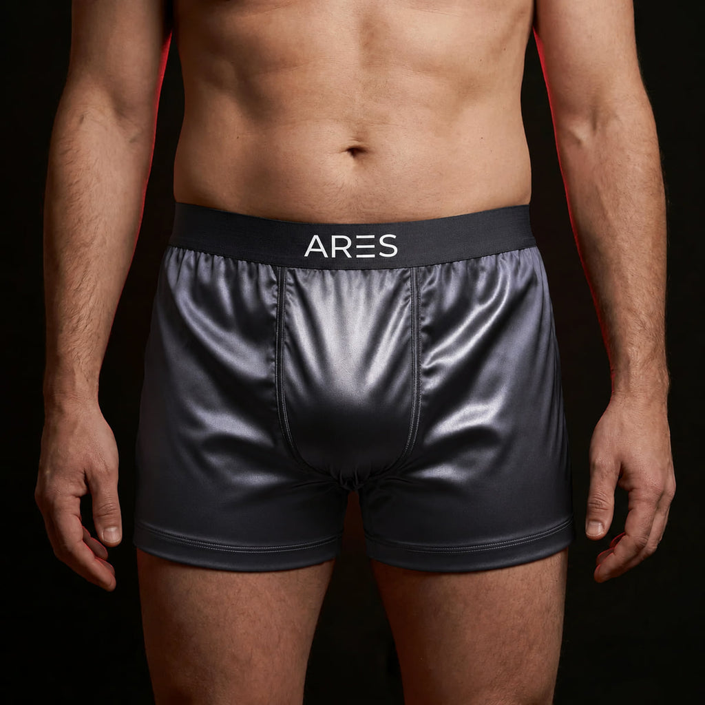 Man i ARES sidenboxershorts i grafitgrå