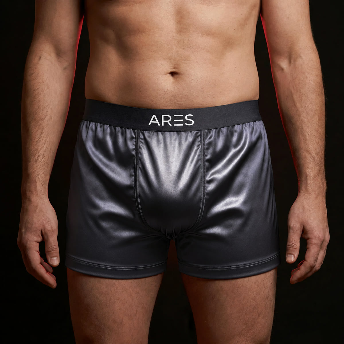 Man i ARES sidenboxershorts i grafitgrå