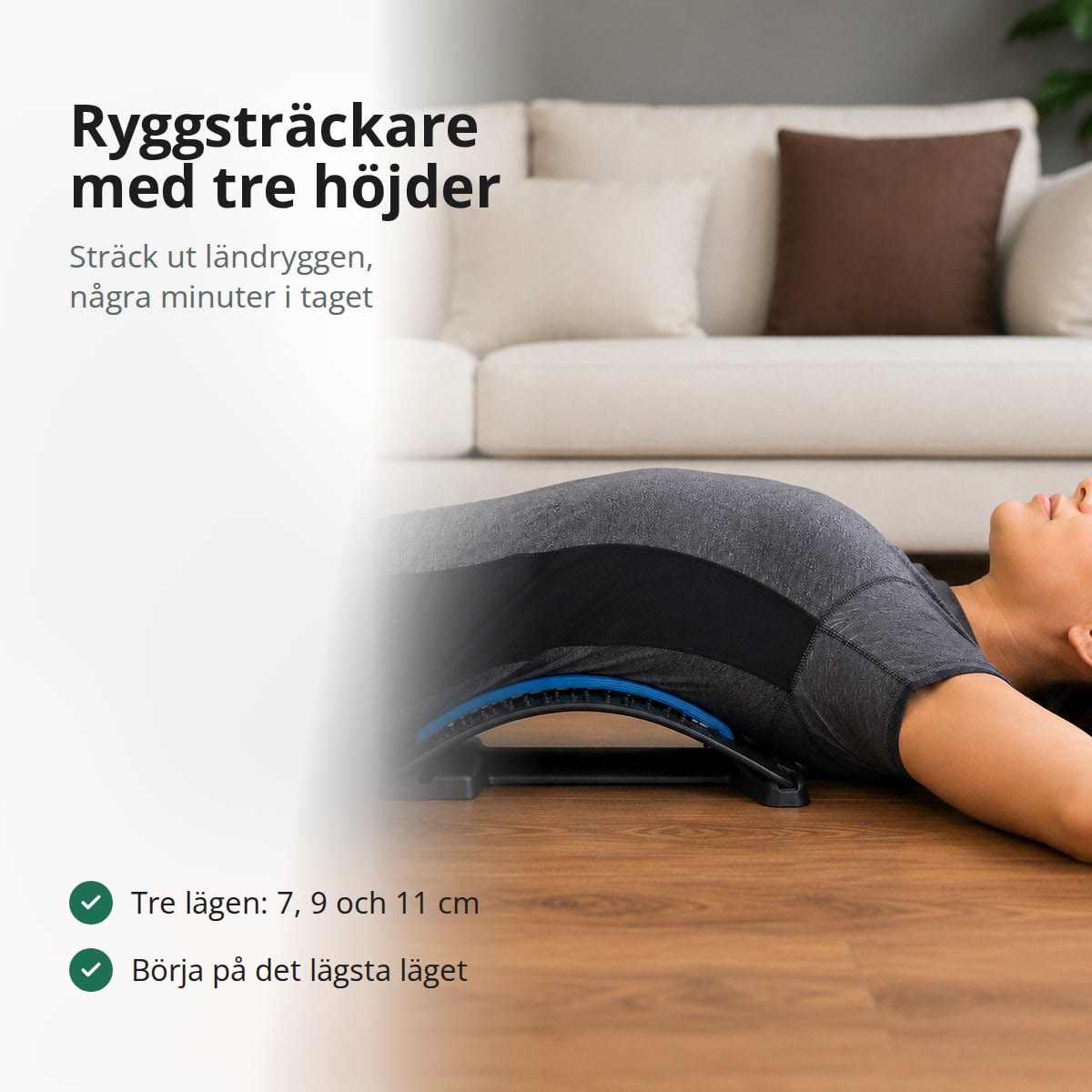 Ryggsträckare med tre lägen: kvinna ligger på ryggen över en blå ryggsträckare på golvet i ett vardagsrum